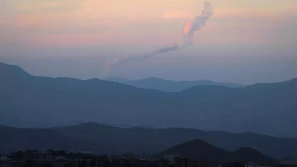 La fumée monte lors des combats entre les forces arméniennes et azerbaïdjanaises dans les montagnes du Haut-Karabakh, le 23 octobre 2020.