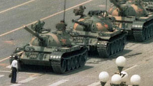 阻擋1989年北京長安街上坦克的勇者
