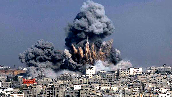 Los primeros ataques comenzaron con aviones de combate y bombardeos con misiles. Foto: Telesur
