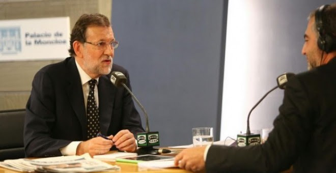 El presidente del Gobierno, Mariano Rajoy, durante su entrevista en La Moncloa con Onda Cero