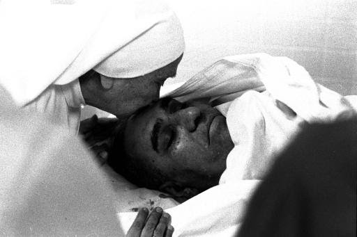 Una monja besa en la frente a Monseñor Romero, asesinado en San Salvador el 25 de marzo de 1980. Foto: AP Photo/Eduardo Vazquez Becker