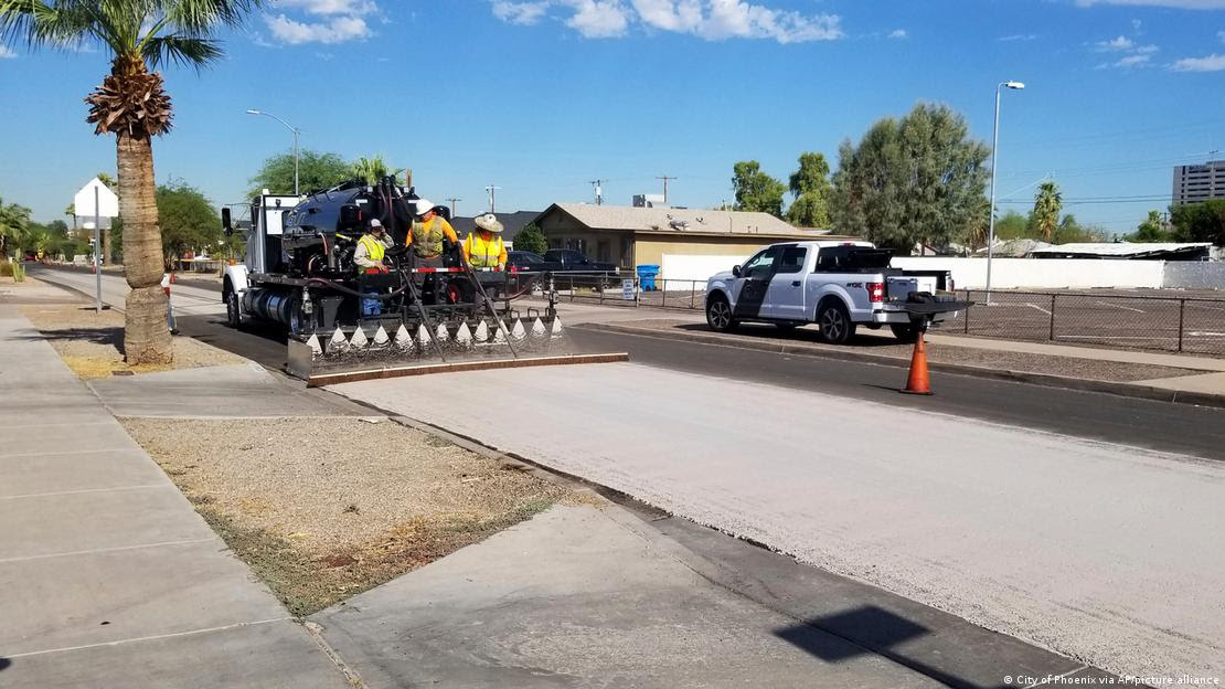 El departamento de Transporte Urbano de Pheonix, en Estados Unidos, rocía pavimento de color claro sobre el asfalto. El departamento de Transporte Urbano de Pheonix, en Estados Unidos, rocía pavimento de color claro sobre el asfalto.
