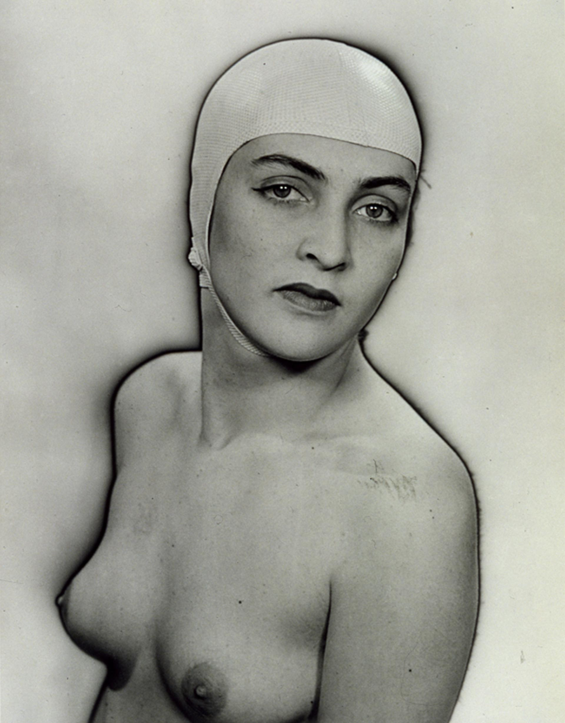 Man Ray, Meret au bonnet de bain, 1933 ca., (1982) © Man Ray 2015 Trust by SIAE 2022. Collezione privata, Courtesy Fondazione Marconi, Milano