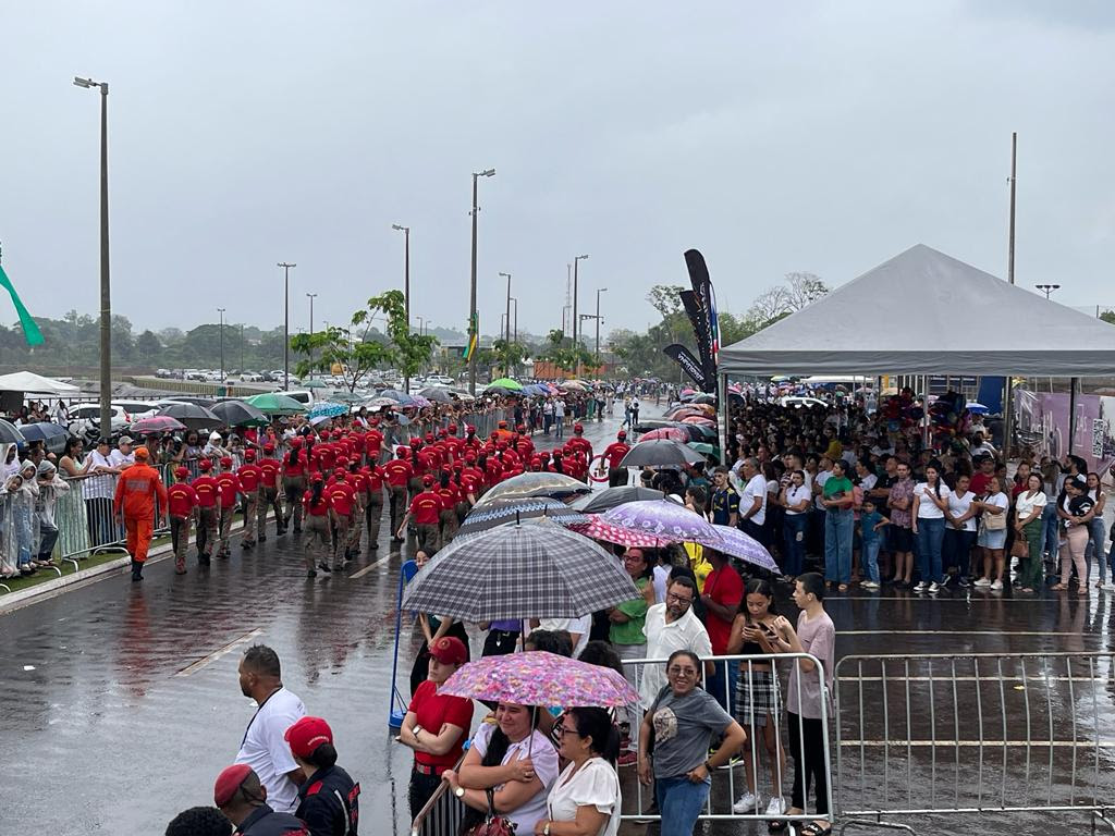 Mesmo com a chuva, os espectadores acompanharam o desfile embaixo das tendas, com guarda-chuvas e até com barracas improvisadas