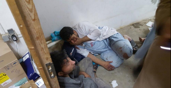 Trabajadores de Médicos Sin Fronteras en estado de shock tras el bombardeo al hospital de Kunduz. Foto: AJ News