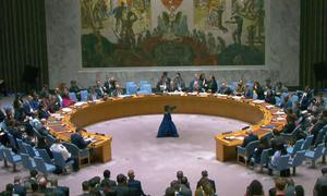 Miembros del Consejo de Seguridad de la ONU debatiendo la situación en Gaza, tras la adopción de una resolución.