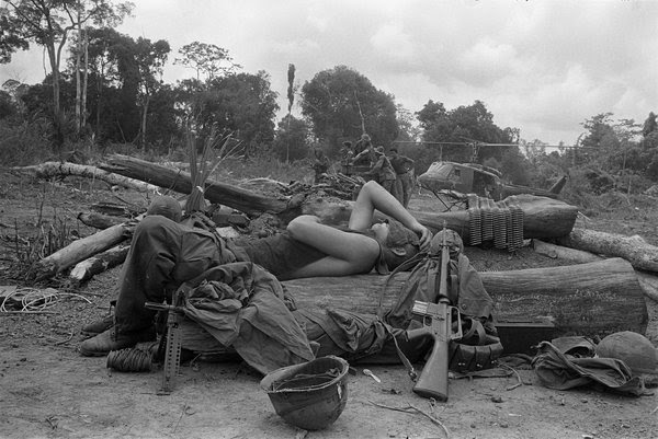 Un soldado cansado tomaba un descanso en Camboya, el 11 de mayo de 1970.