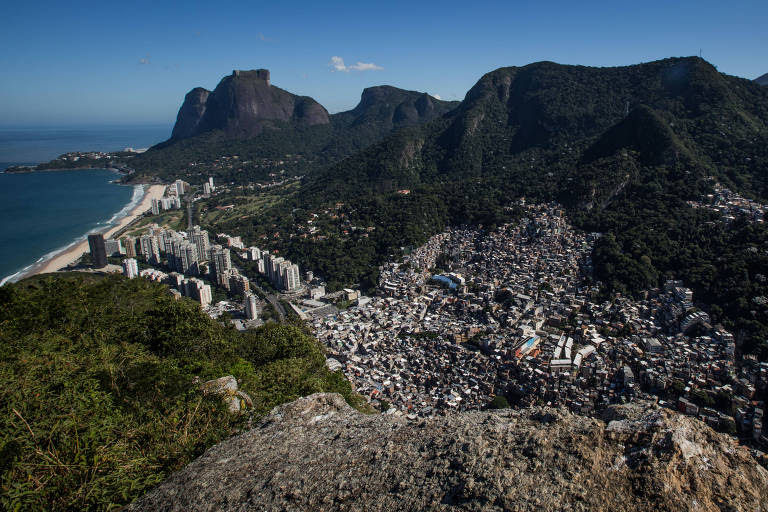 A partir do morro Dois Irmãos, vista da Rocinha e da praia de São Conrado; o Rio de Janeiro aparece em décimo lugar no REE-F