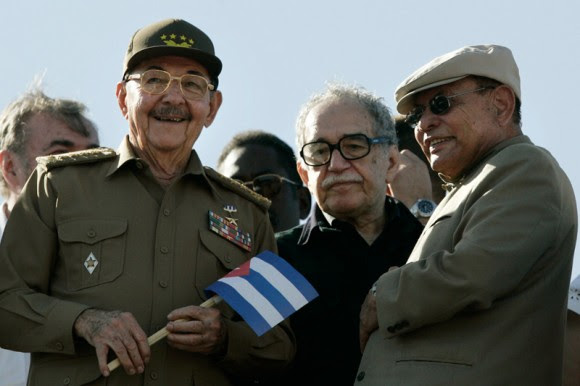Raúl Castro, García Márquez y Tomás Borge, en el acto por el 50 aniversario de la Revolución Cubana. Foto Reuters.