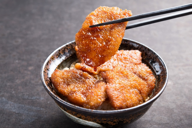濃厚な甘辛ダレがたまらない『元祖:牛たれカツ丼』