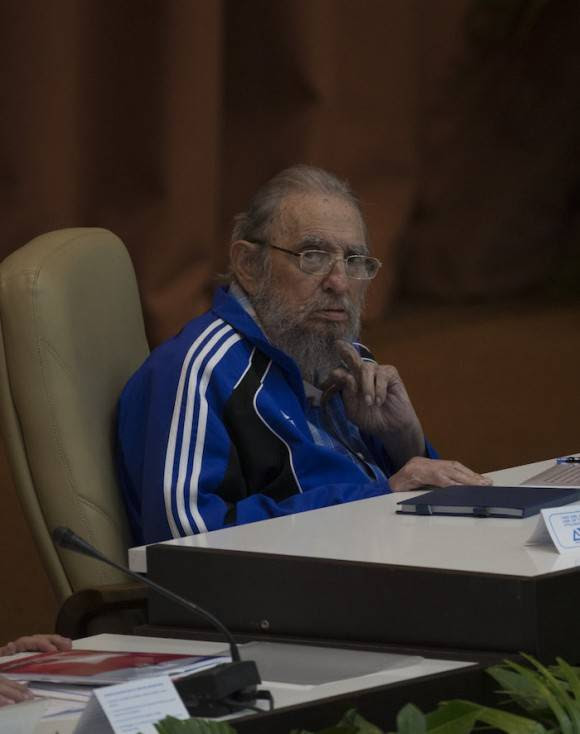 Fidel Castro asiste a la clausura del VII Congreso del Partido Comunista de Cuba. Foto: Ismael Francisco/ Cubadebate