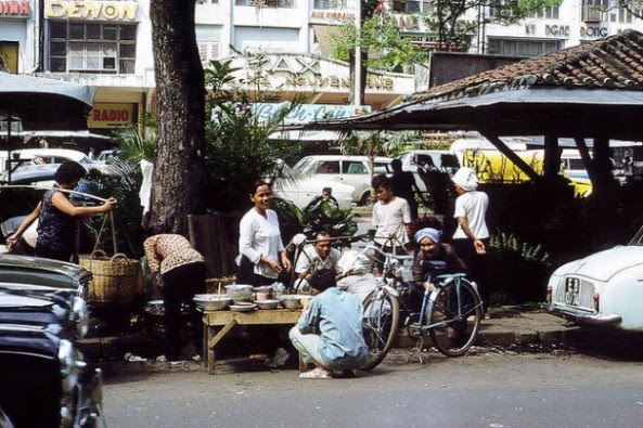 Bán cơm trưa cạnh dãy kiosque trên Đại Lộ Nguyễn Huệ (1966)
