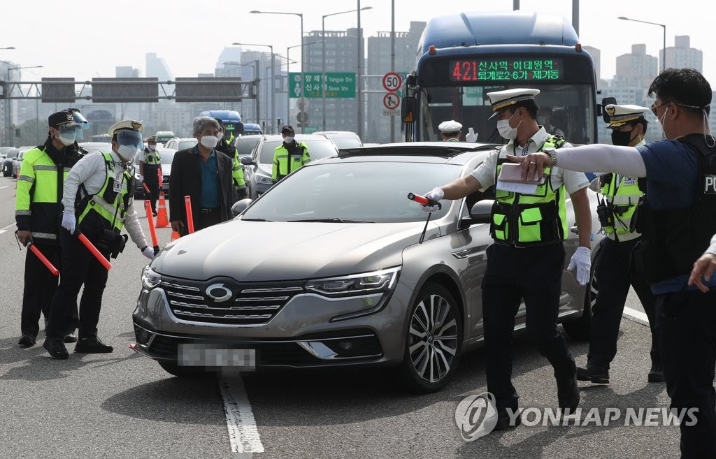 한남대교 북단서 불법시위 차량 단속하는 경찰