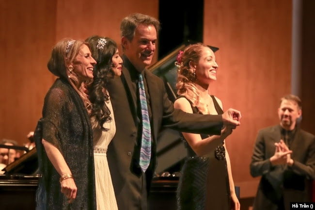Từ trái: Hila Plitmann, Teresa Mai, Pianist Robert Thies và Danaë Xanthe Vlasse cùng nhạc trưởng Ryan Ross.