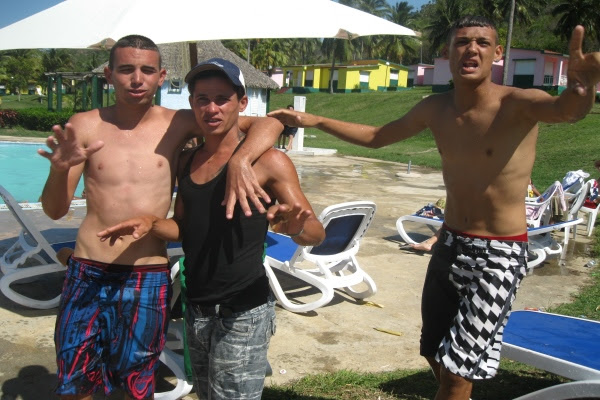 Jóvenes en la piscina de Los Cocos