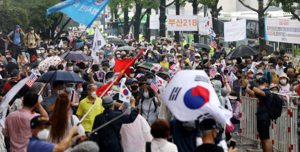 [서울=뉴시스]추상철 기자 =보수단체 집회 참가자들이 15일 오전 서울 종로구 광화문광장 인근에서 8·15 국민대회 집회에 참가하기 위해 집결하고 있다. 2020.08.15.  scchoo@newsis.com