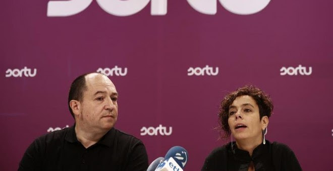 Los portavoces de Sortu, Pernado Barrena (nacional) y Amaia Izko (foral), durante una rueda de prensa. EFE/Jesús Diges