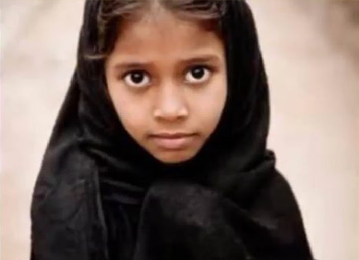 Bé gái trong bức ảnh tên là Shanti, là một đứa trẻ họ hàng của ông, năm nay 9 tuổi, tự xưng là Lugdi - vợ trước của Kedar, và đã sinh cho ông một người con trai. (Ảnh chụp video)