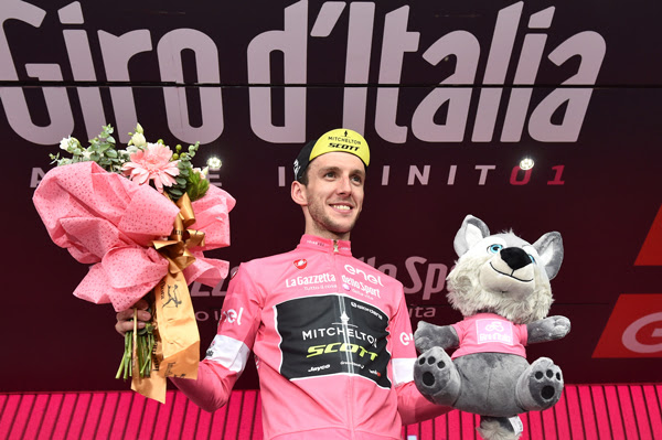 e1aed439 6c97 417d bc1b e67aa823ac21 SAM BENNETT VINCE LA VOLATA DI PRAIA A MARE SIMON YATES ANCORA MAGLIA ROSA DEL GIRO DITALIA