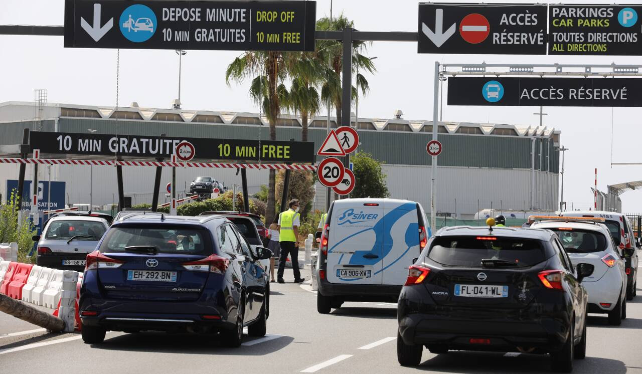 Dépose-minute interdit et parking supprimé: l’aéroport de Nice est-il moins accessible aux deux-roues?