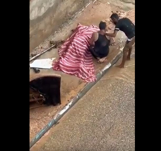 فيديو مؤثر.. مواطنًا ليبيًا يعثر على جثة والدته في وسط الطريق بعد السيول المدمرة