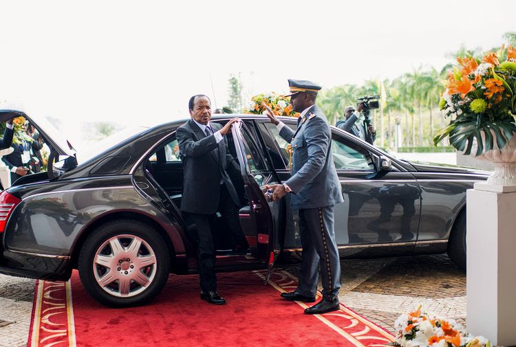 Cameroon&squot;s President Paul Biya (L) arrives at the Central African Economic and Monetary Community (CEMAC) extraordinary summit in Cameroon&squot;s capital Yaounde, on November 22, 2019. - The extraordinary one-day meeting in Yaounde brought together leaders from Cameroon, Chad, the Central African Republic, Equatorial Guinea, Gabon and the Republic of Congo. The summit examined "monetary cooperation with France (and) decided to launch in-depth thinking on the conditions and framework of a new cooperation," an end