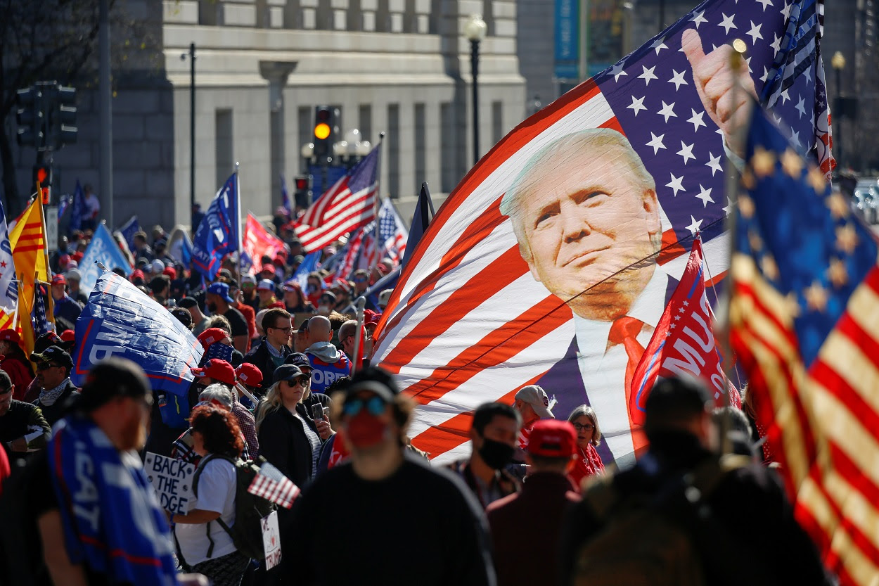 Seguidores de Donald Trump protestan contra el resultado de las elecciones presidenciales que han dado la victoria al candidato demócrata Joe Biden, en una manifestación en Washington. REUTERS/Jim Urquhart