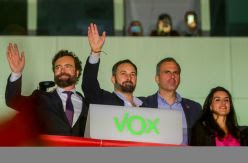 Dimisiones y salidas con críticas internas: Vox afronta una riada de conflictos en su primer año en las instituciones
