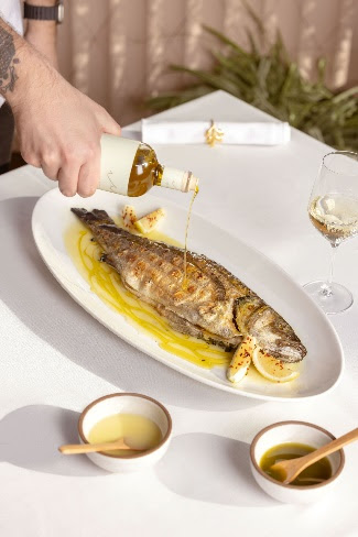 مطعم ميراكي يحتفل بعيد الأضحى المبارك مع أطباق الأسماك المحلية في سوق المأكولات البحرية