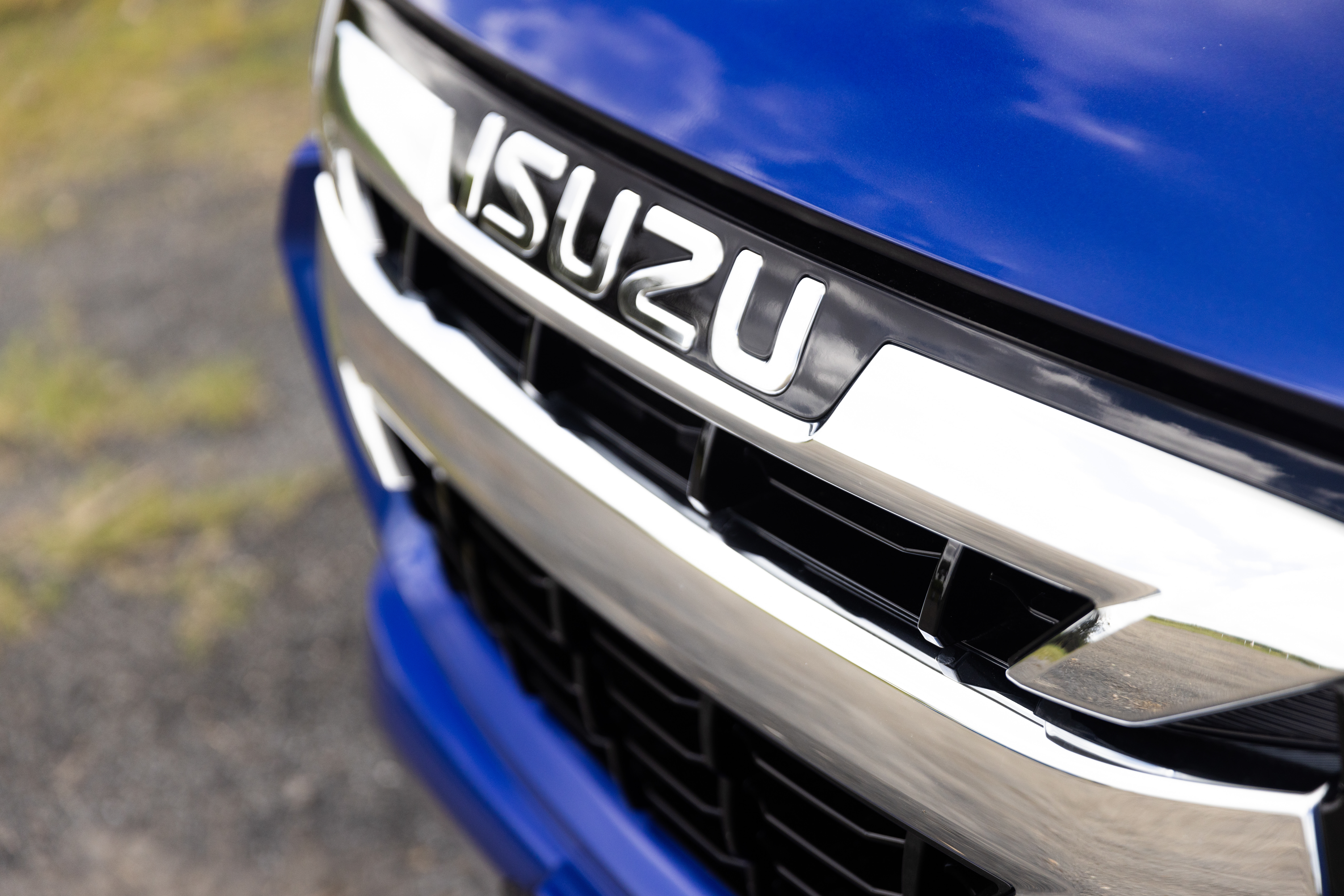 Wheels Reviews 2022 Isuzu D MAX LS U Crew Cab Cobalt Blue Australia Detail Front Grille Logo N Duff