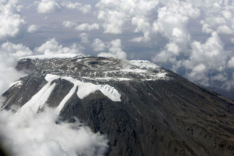 Kilimanjaro là một núi lửa tầng lớn. Hai trong 3 đỉnh của nó là Mawenzi và Shira đã tắt trong khi Kibo không hoạt động như vẫn có thể phun lại nữa. Lần phun trào chính xảy ra trong khoảng 150.000 và 200.000 năm trước.