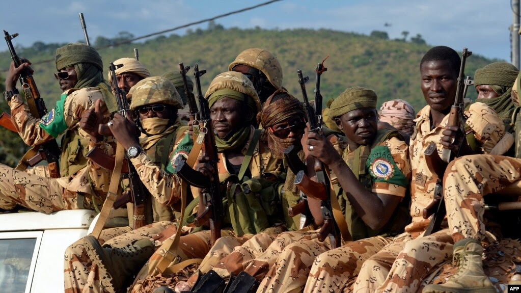 Les soldats tchadiens assis à l’arrière d’une camionnette à Bangui, Centrafrique, 4 avril 2014.