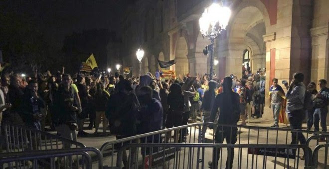 , 01/10/2018.- Centenares de personas se han concentrado ante el Parlamento catalán tras la manifestación convocada esta tarde por la ANC en Barcelona, con motivo del primer aniversario del referéndum del 1-O. EFE/Álex Cubero