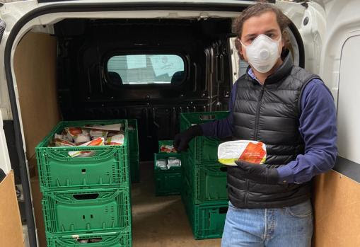 Carlos, voluntario de Cáritas durante el reparto de alimentos