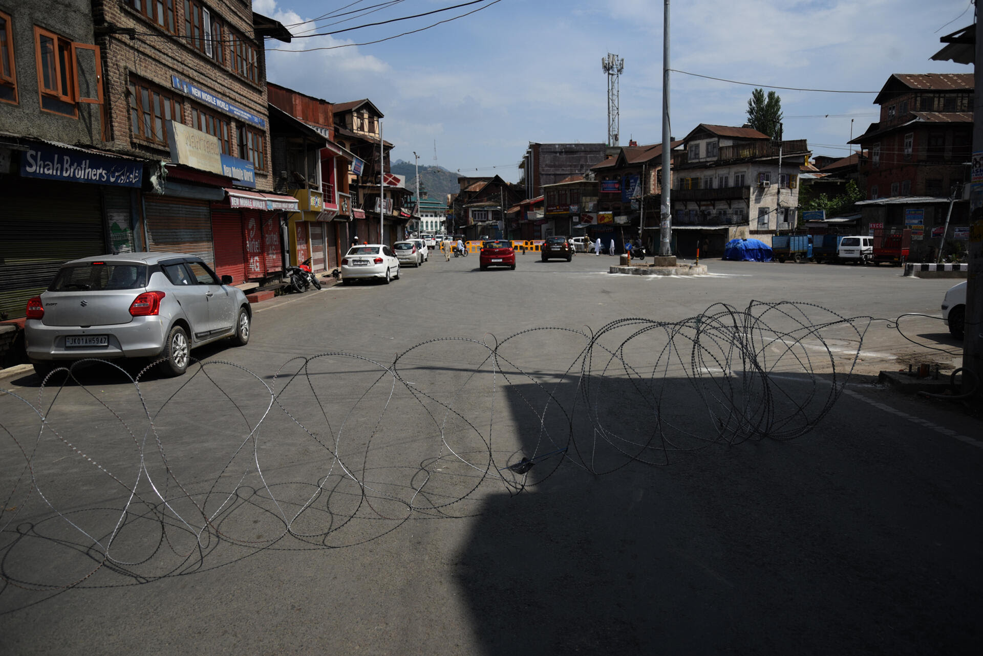 Dans la rue principale de Srinagar, la plus grande ville du Cachemire, sous surveillance indienne, la veille de l’Aïd, le 1er août.