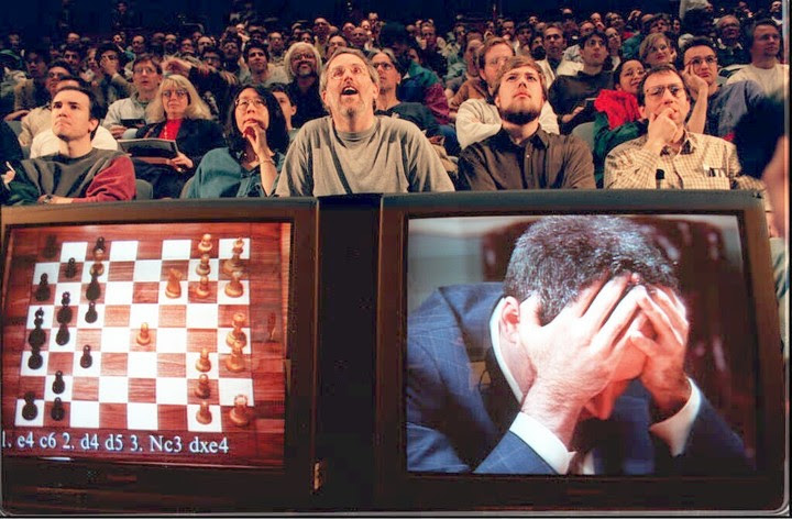 El ajedrecista garry  kasparov, en problemas en su match contra la computadora Deep Blue de IBM, en 1996. AFP / Archivo