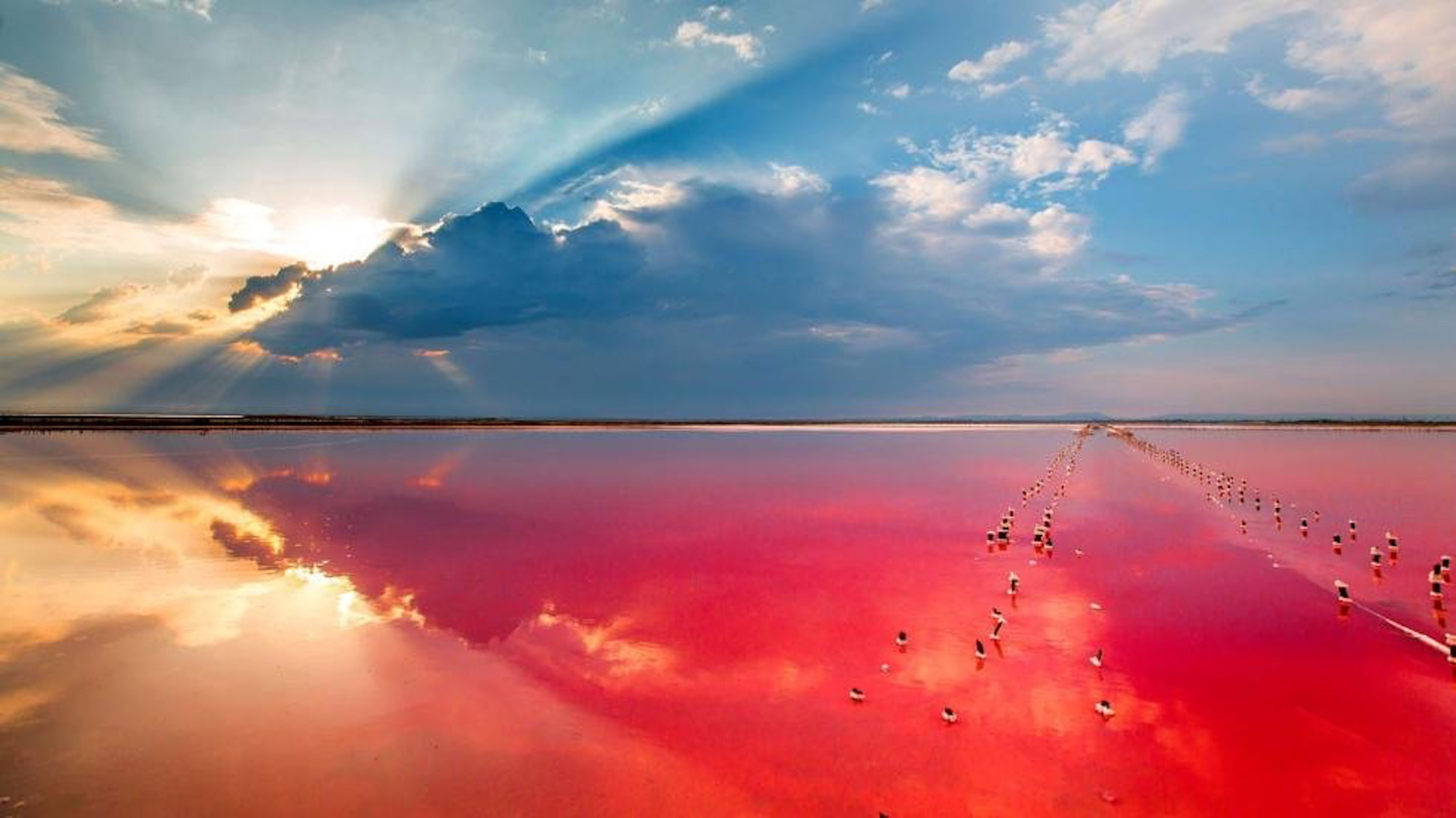 Este lago de Crimea, actualmente perteneciente a Rusia, es conocido por su mal olor característico, pero su barro posee cualidades terapéuticas