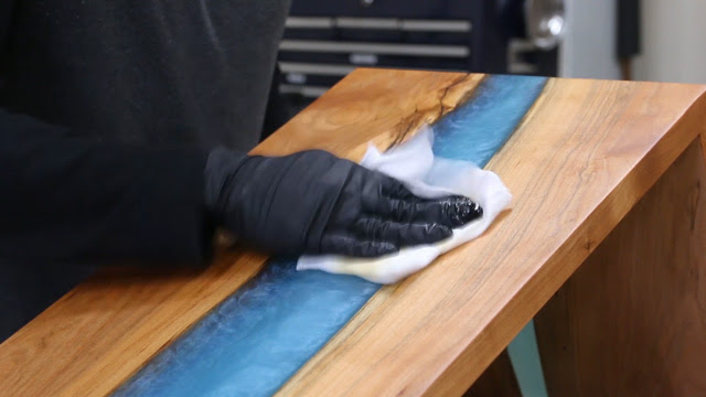 application de rubio monocoat sur une table de rivière en résine époxy