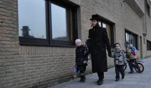 Belgium: Muslim migrant destroys mezuzahs, harasses Jews, places Qur’an at synagogue