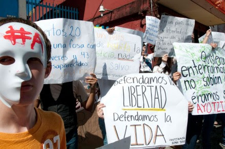 Veracruz.
                                  Estudiantes hacen cadena humana por
                                  normalistas desaparecidos. Foto:
                                  Miguel Ángel Carmona