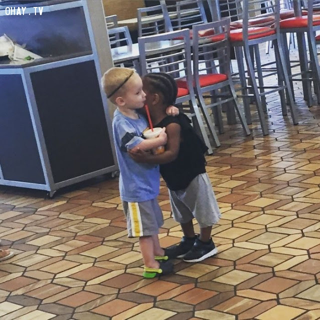 Trẻ em làm những gì chúng thích. Hai đứa trẻ xa lạ ôm nhau trong nhà hàng đồ ăn nhanh.,Hoa Kỳ,nước mỹ,lòng nhân ái