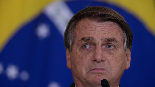 Bolsonaro se irrita com pergunta sobre os mais de 600 mil mortos 