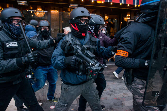 Un policier en civil muni d’un lanceur de balles de défense (LBD) lors de la manifestation des « gilets jaunes » à Paris, le 2 février.