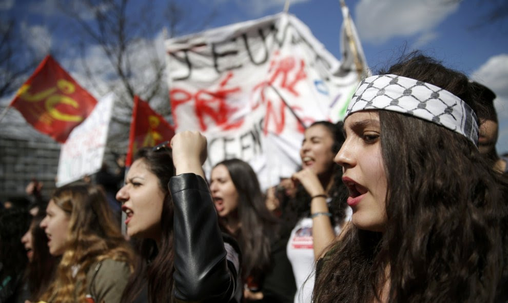 Estudiantes participan en una protesta contra la reforma laboral en París.  REUTERS/Christian Hartmann