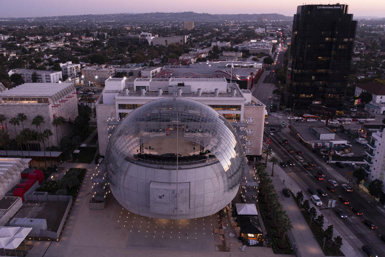 Vue aérienne de l’Academy Museum of Motion Pictures. Son architecte, Renzo Piano, récuse avec le sourire toute ressemblance avec l’Étoile de la mort de Star Wars. Los Angeles, Californie, États-Unis, le 21 septembre 2021. Photo Robyn Beck / AFP