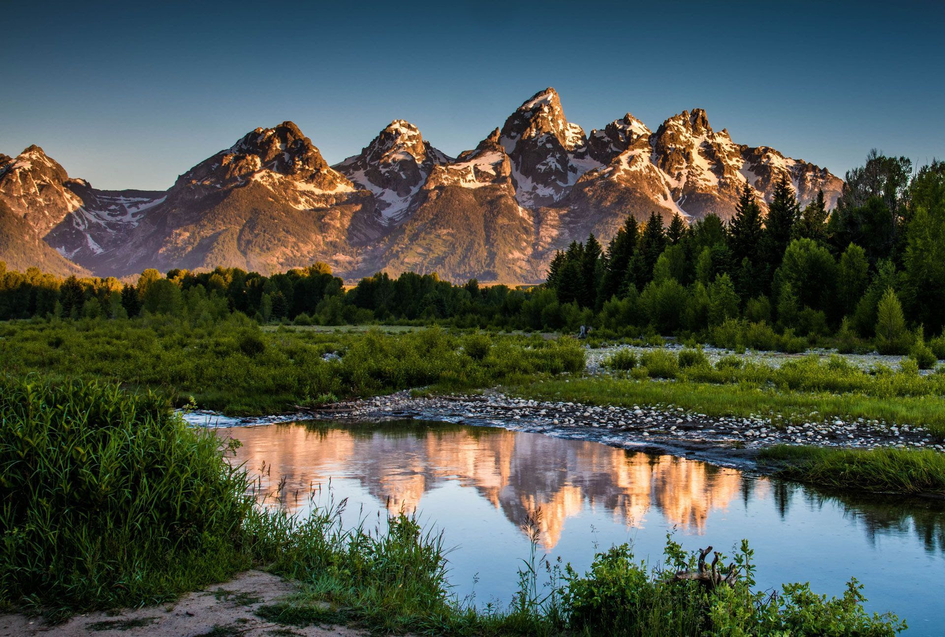 Most sites offer standard amenities including modern comfort stations, potable water, metal fire grates, picnic tables, and metal bear boxes. 7 best places to photograph Grand Teton National Park to capture the