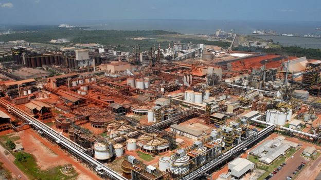 Mineradora em meio à floresta