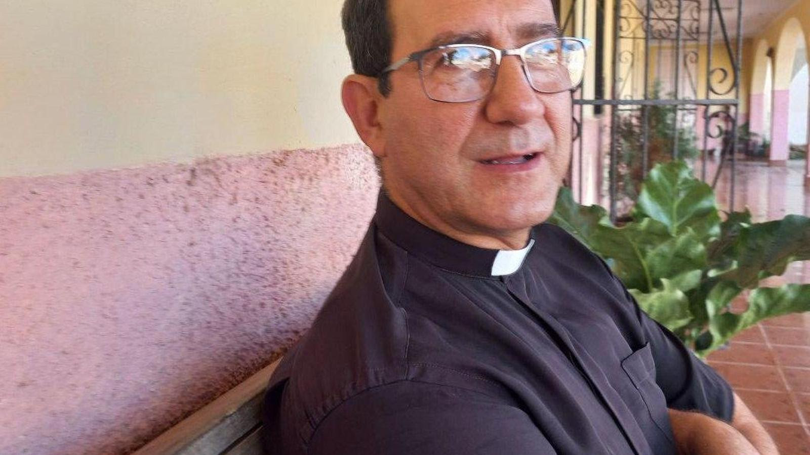 Reyes abandonó la universidad para hacerse cura cuando ya estaba matriculado en cuarto año de la carrera de medicina. (14ymedio)