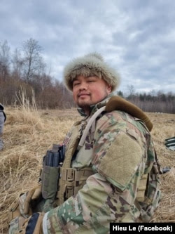 Hiếu Lê chụp hình với trang phục tác chiến trên đất Ukraine.