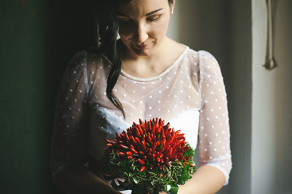 bouquet con i peperoncini per una sposa anni 50